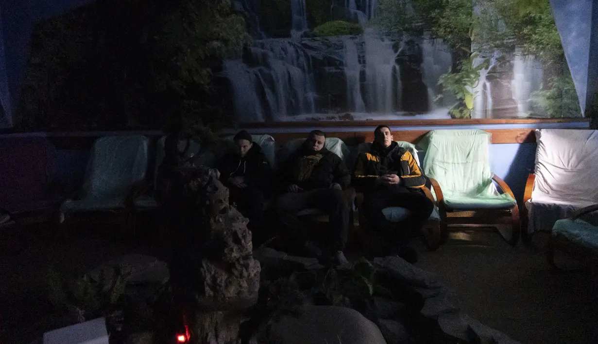 Tentara Ukraina mendengarkan musik meditasi selama sesi aromaterapi di pusat rehabilitasi di wilayah Kharkiv, pada 30 Desember 2022. Perang 10 bulan tanpa henti telah mendorong seorang komandan setempat untuk mengubah sanatorium era soviet lama menjadi pusat pemulihan bagi prajurit untuk mengobati penyakit mental dan fisik. (AP Photo/Vasilisa Stepanenko)
