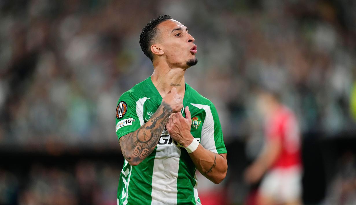 Pemain Real Betis, Antony, melakukan selebrasi setelah mencetak gol ke gawang Nottingham Forest pada laga perdana fase grup Liga Europa 2025/2026 di Stadion La Cartuja, Kamis (25/9) dini hari WIB. (AP Photo/Jose Breton)