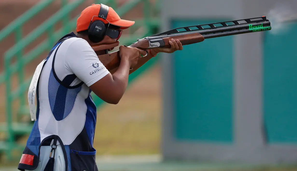 Penembak India, Vihan Shardul (15) saat mengikuti final double trap putra Asian Games 2018 di Palembang, Kamis (23/8). Atlet remaja asal India tersebut meraih perak dengan skor 73. (AP Photo/Vincent Thian)