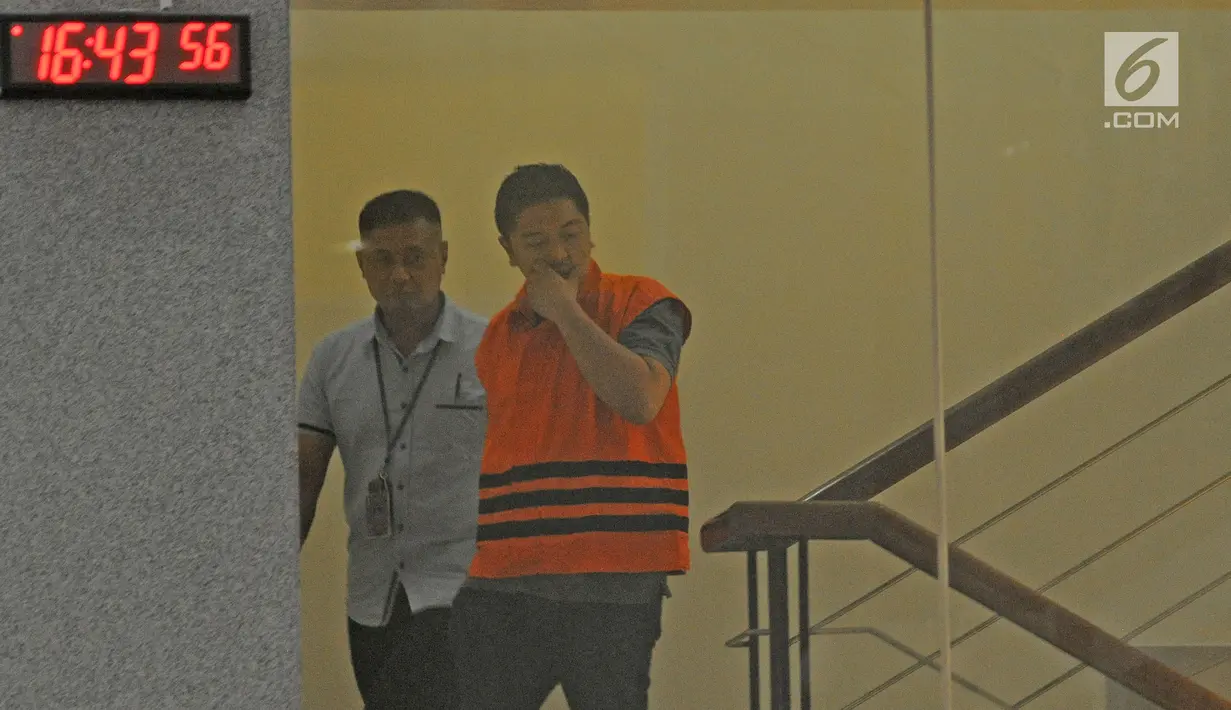 Tersangka Wali Kota Kendari Adriatma Dwi Putra usai menjalani pemeriksaan di Gedung KPK, Jakarta, Kamis (1/3). KPK menduga Wali Kota Kendari Adriatma Dwi Putra dan cagub Sultra Asrun menerima suap dari pengusaha. (Liputan6.com/Herman Zakharia)