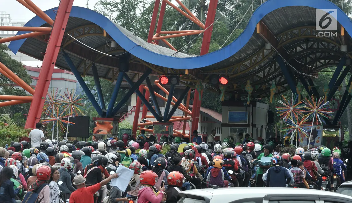 Antrean pengunjung di jalur kendaraan gerbang Ancol, Jakarta, Rabu (27/6). Bertepatan dengan libur nasional Pilkada Serentak 2018, sebagian besar warga Jakarta memanfaatkan fasilitas gratis biaya masuk ke kawasan Ancol. (Merdeka.com/Iqbal S. Nugroho)