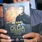 Warga menunjukkan kenang-kenangan buku Yassin seusai acara tahlilan 40 hari meninggalnya Olga Syhaputra di kediaman orang tua Olga di kawasan Duren Sawit, Jakarta, Rabu (6/5/2015). (Liputan6.com/Panji Diksana)