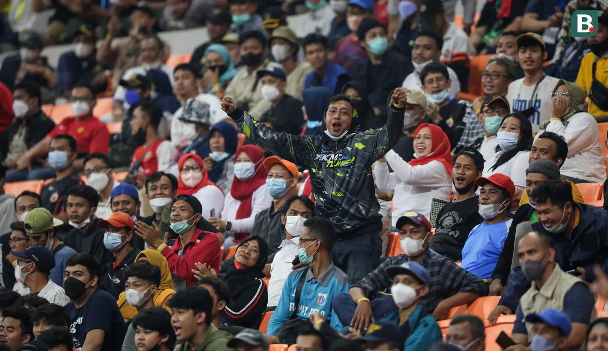 Seorang penonton menerikkan dukungan saat laga International Youth Championship 2021 antara Indonesia All Stars U-20 melawan Barcelona U-18 di Jakarta International Stadium, Jakarta, Rabu (13/04/2022). (Bola.com/Bagaskara Lazuardi)
