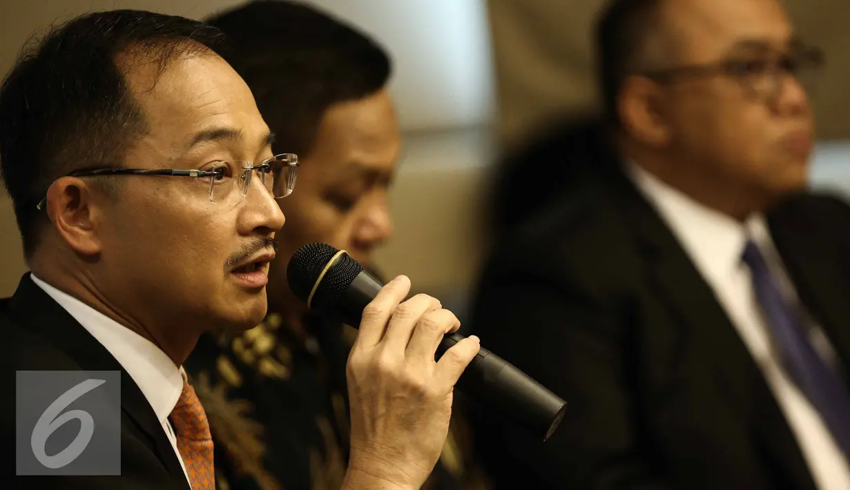 Wiroyo Karsono memberikan paparan saat mengikuti preskon grand launching di Jakarta, Minggu (12/2). Mulai 12 Februari 2017, seluruh usaha asuransi (penjualan polis baru) dialihkan kepada PT. Asuransi Jiwa Bumiputera. (Liputan6.com/Faizal Fanani)