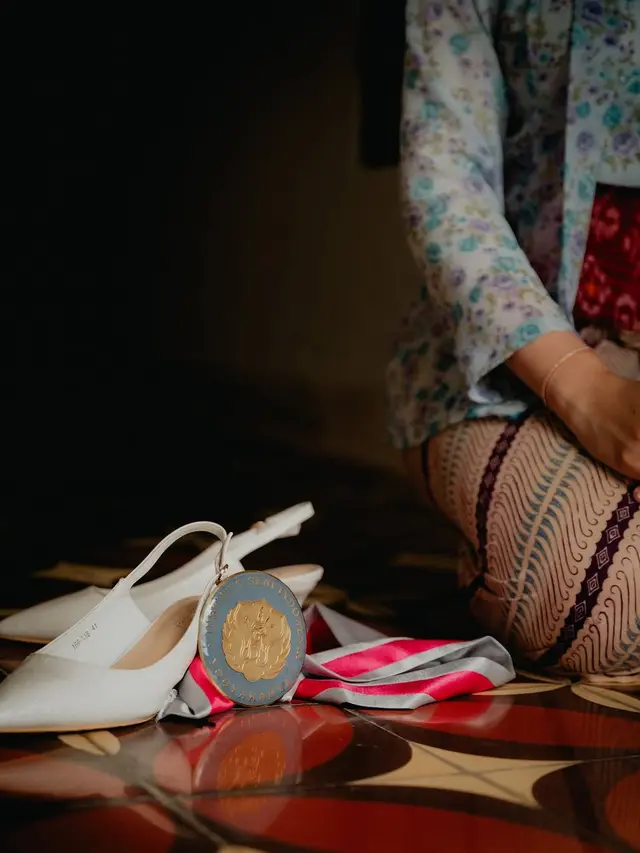 6 Potret Kebaya Wisuda Salma Salsabil, Pakai Kutubaru Simpel tapi Tetap Memesona