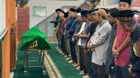 Salat jenazah terhadap korban meninggal erupsi Gunung Marapi di Pekanbaru. (Liputan6.com/Istimewa)