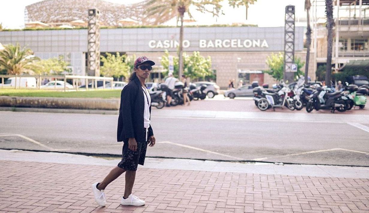 Yayan Ruhian tampak memamerkan momen saat dirinya berada di Barcelona, Spanyol. Dalam unggahan, pria 53 tahun ini tampil kece saat jalan-jalan di sana. Mengenakan kaus putih dibalut jas hitam serta celana pendek, Yayan begitu menikmati suasana kota di benua Eropa itu. (Liputan6.com/IG/@yayanruhian)