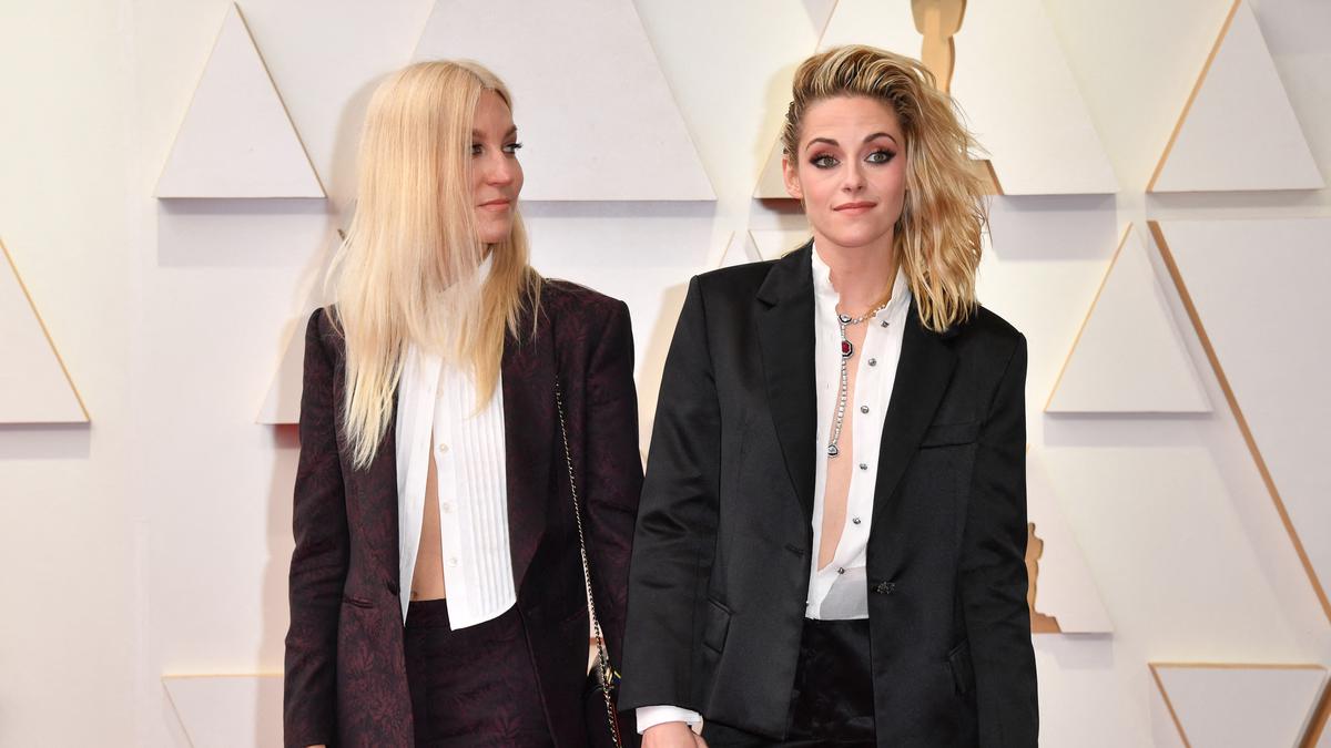 Kristen Stewart Nikahi Kekasih Perempuannya Dylan Meyer di Restoran Meksiko, Kaus Putih Berbalut Jaket Jadi Busana Pengantinnya