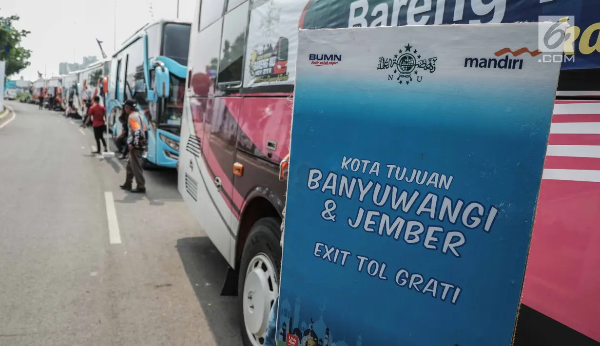 Puluhan bus membawa warga Nahdliyin diberangkatkan dalam Mudik Bareng Berkah di Jakarta, Kamis (30/5). Bank Mandiri memberangkatkan 3.625 pemudik warga Nahdliyin ke 37 kota di Jawa, Lampung dan Madura dengan 60 Bus. (Liputan6.com/Faizal Fanani)