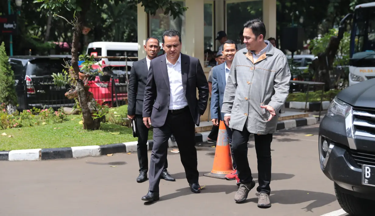 Beberapa waktu lalu Farhat melaporkan Nikita atas sangkaan pencemaran nama baik sebagaimana diatur khusus dalam Pasal 27 ayat tiga UU ITE (Untuk Pasal ini sering juga disebut dengan Pasal Karet). (Adrian Putra/Bintang.com)