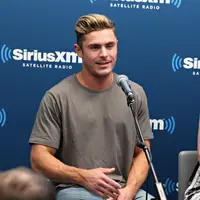 Aktor High School Musical, Zac Efron, mengganti gaya model rambutnya, padahal sebelumnya rambut Zac berwarna brunette. (AFP/Bintang.com)