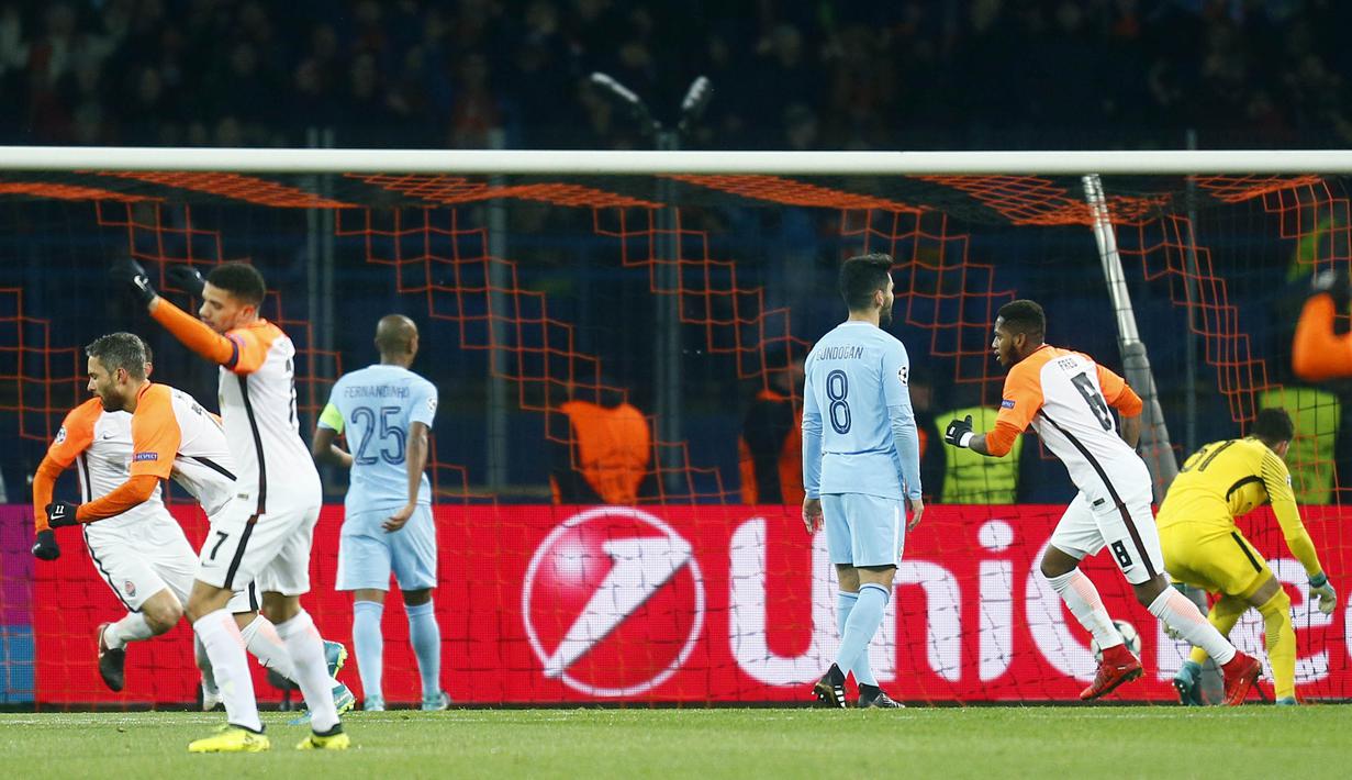 Para pemain Shakhtar Donetsk merayakan gol yang dicetak Bernard ke gawang Manchester City pada laga Liga Champions di Stadion Metalist, Kharkiv, Rabu (6/12/2017). Shakhtar menang 2-1 atas City. (AP/Efrem Lukatsky)