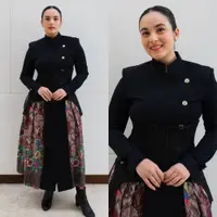 Lihat di sini beberapa potret gaya maskulin Chelsea Islan dibalut dress batik bersiluet beskap.