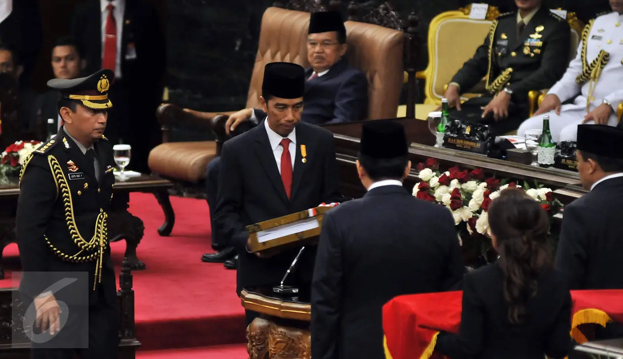 Presiden Joko Widodo saat menyerahkan laporan RAPBN dan Nota Keuangan kepada ketua DPR Ade Komarudin dan Ketua DPD Irman Gusman di Jakarta, (14/8). Pemerintah memproyeksikan pertumbuhan ekonomi nasional pada 2017 sebesar 5,3%.(Liputan6.com/Johan Tallo) 