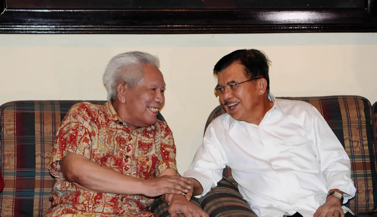 Jusuf Kalla terlihat sangat akrab dengan pendiri SOKSI Prof Dr Suhardiman, SE, Senin (26/5/14) (Liputan6.com/Andrian M Tunay)
