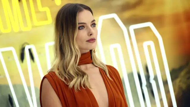 Margot Robbie Tampil Seksi Bergaun Oranye Tipis di London