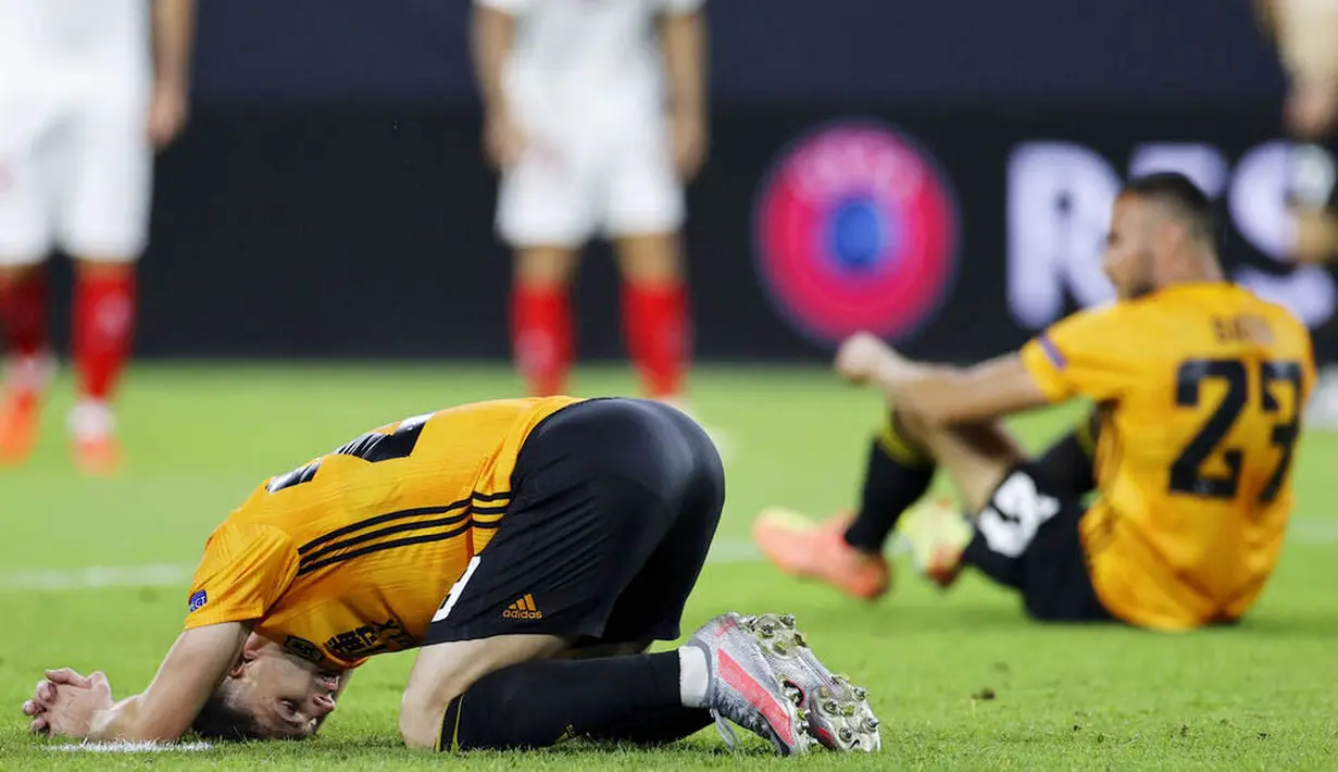 Pemain Wolverhampton Wanderers tertunduk lesu usai ditaklukkan Sevilla pada perempat final Liga Europa, Selasa (11/8/2020). Sevilla menang dengan skor 1-0. (Rolf Vennenbernd/dpa via AP)