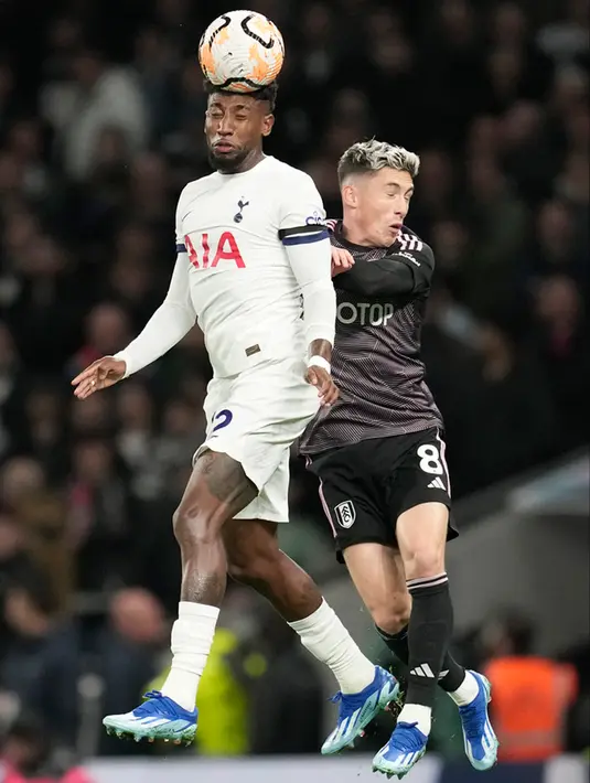 Berkat hasil ini, Tottenham Hotspur memperolehan 23 poin dan berhak naik ke puncak klasemen sementara Liga Inggris menggusur Manchester City, Arsenal, dan Liverpool sekaligus. Sementara Fulham tercecer pada peringkat 13 dengan poin 11. (AP Photo/Kin Cheung)