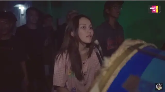 7 Potret Ayu Ting Ting Ikut Keliling Kampung Bangunkan Orang Sahur, Seru Banget