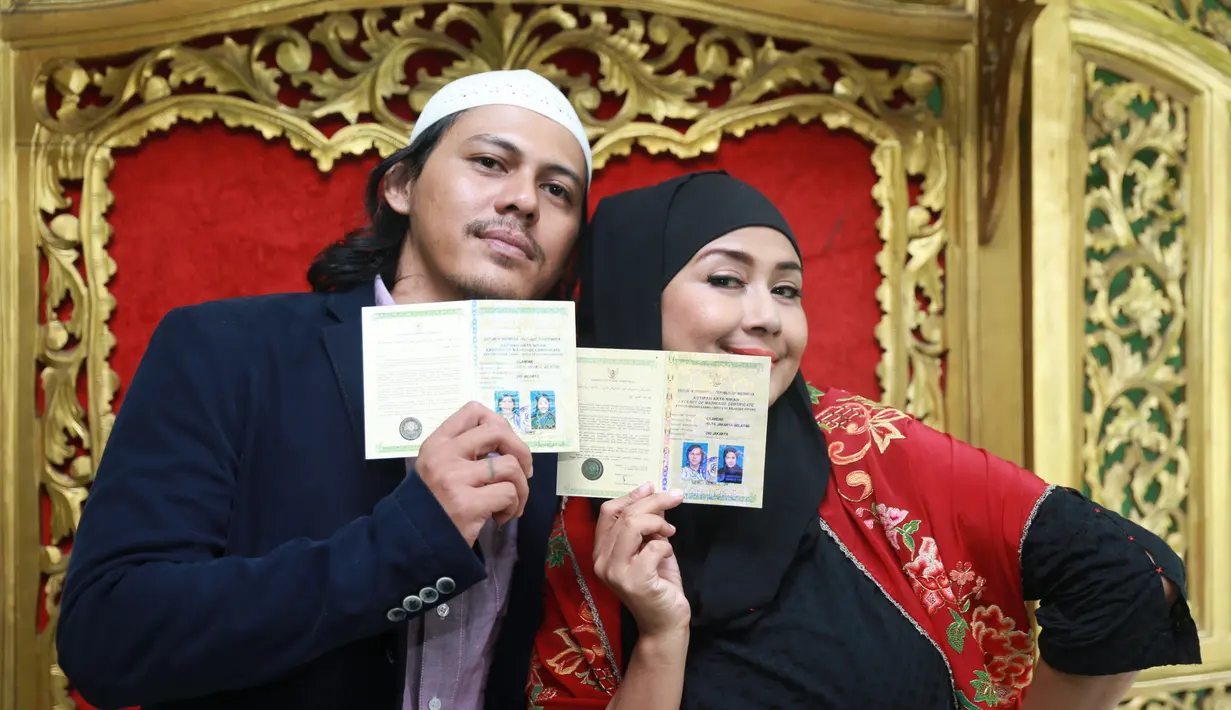 Keceriaan Ria Irawan dan suami, Mayky Wongkar nampak terlihat. Senyum dan tawa pasangan ini sambil menunjukkan buku nikahnya. Dari beberapa foto, Ria tampak begitu bahagia dan sumringah. (Adrian Putra/Bintang.com)