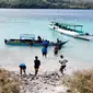 Para pegiat Kelompok Sadar Wisata (Pokdarwis) di Alor, NTT menjalankan program bersama Yayasan WWF Indonesia. (dok. WWF-Indonesia)