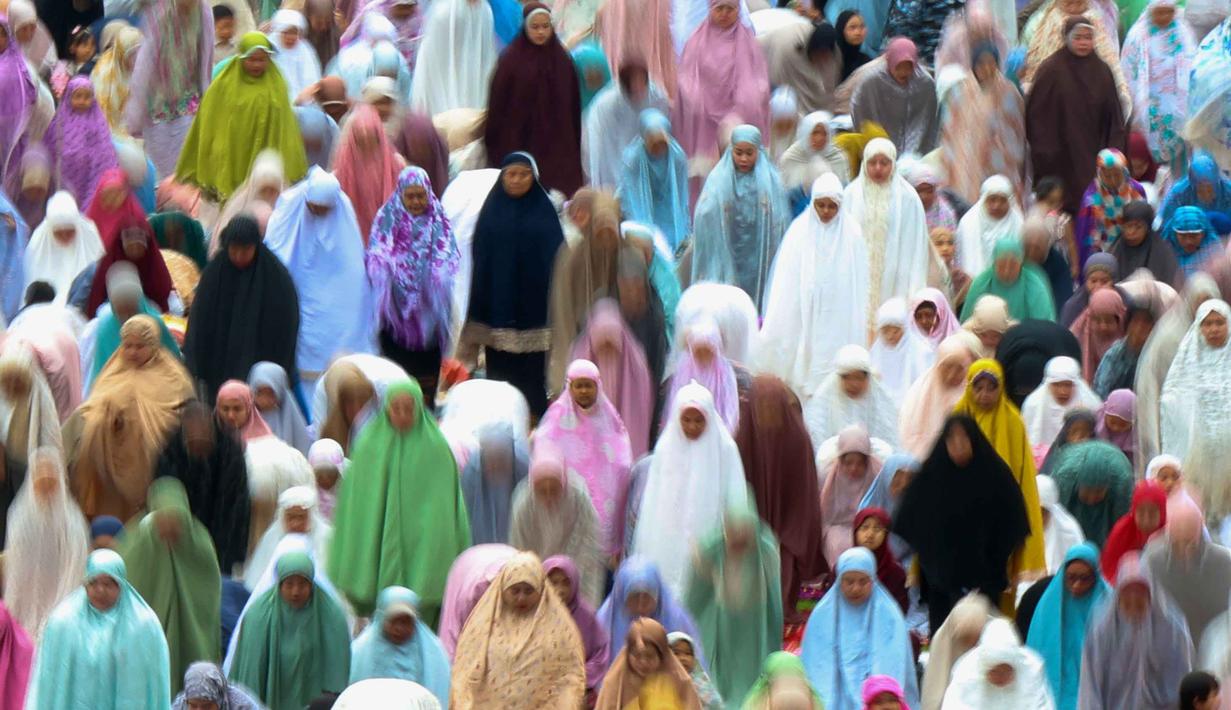 Keputusan tersebut menjadi acuan bagi umat Islam untuk menyelenggarakan salat Idul Fitri secara bersama-sama. Tampak dalam foto, ribuan umat Muslim saat melaksanakan rangkaian salat Idulfitri 1447 Hijriah di Lapangan Utama Stadion Pakansari, Cibinong, Kabupaten Bogor, Jawa Barat, Sabtu (21/3/2026). (Kapanlagi.com/Budy Santoso)