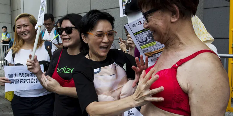 20150802-Pakai Bra, Ratusan Demonstran Serbu Kantor Polisi Hong Kong