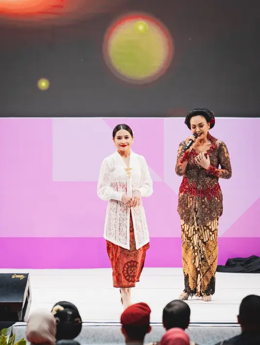 Prilly Latuconsina tak kalah anggun mengenakan kebaya encim brukat putih dengan bros emas di dada [@armanfebryan]