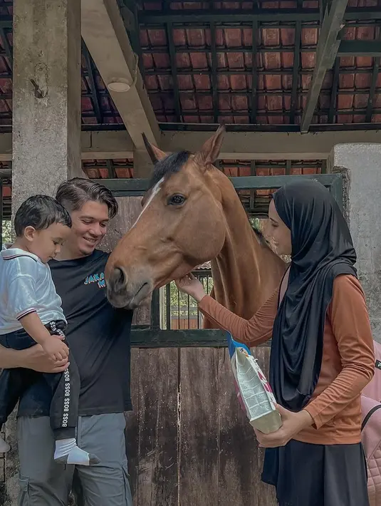 <p>Zaskia Sungkar salah satu selebriti yang belakangan ini suka berkuda. Tidak hanya istri Irwansyah itu yang suka naik kuda, tapi juga putranya. Ukkasya. [Instagram/zaskiasungkar15]</p>