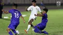 Pemain belakang Timnas Indonesia U-16, Alfin Farhan Lestaluhu (tengah) mencoba melewati adangan pemain Filipina U-16 pada laga kualifikasi Piala AFC U-16 2020 Grup G di Stadion Madya Gelora Bung Karno, Jakarta, Senin (16/9/2019). Indonesia U-16 unggul 4-0. (Liputan6.com/Helmi Fithriansyah)