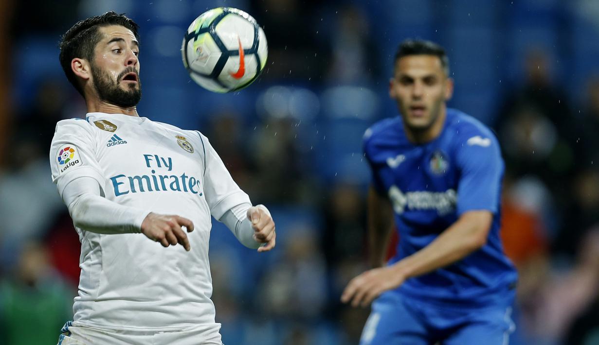 Aksi pemain Real Madrid, Francisco Roman "Isco" malkukan kontrol bola saat melawan Getafe pada lanjutan La Liga Santander di Santiago Bernabeu stadium, Madrid, (3/3/2018). Real madrid menang 3-1. (AP/Francisco Seco)