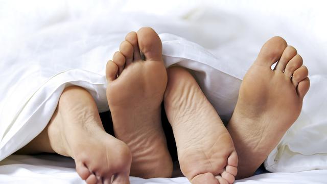 [Bintang] Kepergok Berhubungan Seks, Pasangan Selingkuh Ini Tak Bisa Lepas!