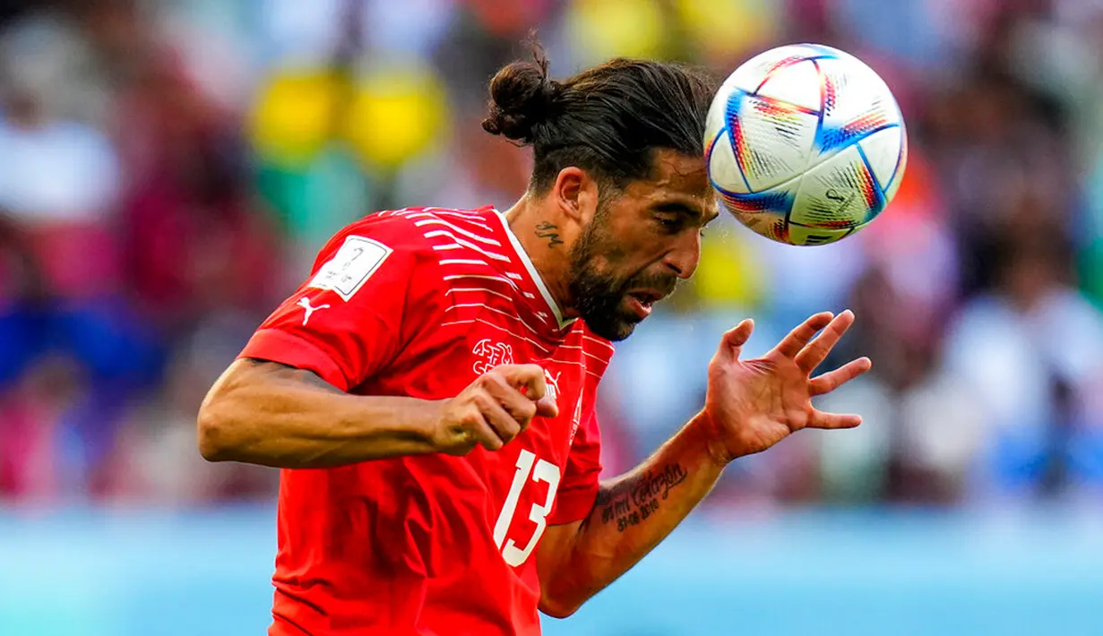 Pemain Swiss Ricardo Rodriguez menyundul bola saat melawan Kamerun pada pertandingan sepak bola Grup G Piala Dunia 2022 di Stadion Al Janoub, Al Wakrah, Qatar, Kamis (24/11/2022). Swiss mengalahkan Kamerun dengan skor 1-0. (AP Photo/Petr Josek)