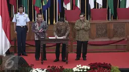  Presiden Joko Widodo menandatangani pernyataan bahwa 1 Juni ditetapkan hari lahirnya Pancasila serta libur Nasional saat menghadiri peringatan lahirnya Pancasila di Gedung Merdeka, Bandung, Jawa Barat, Rabu (1/6/2016). (Liputan6.com/Faizal Fanani)