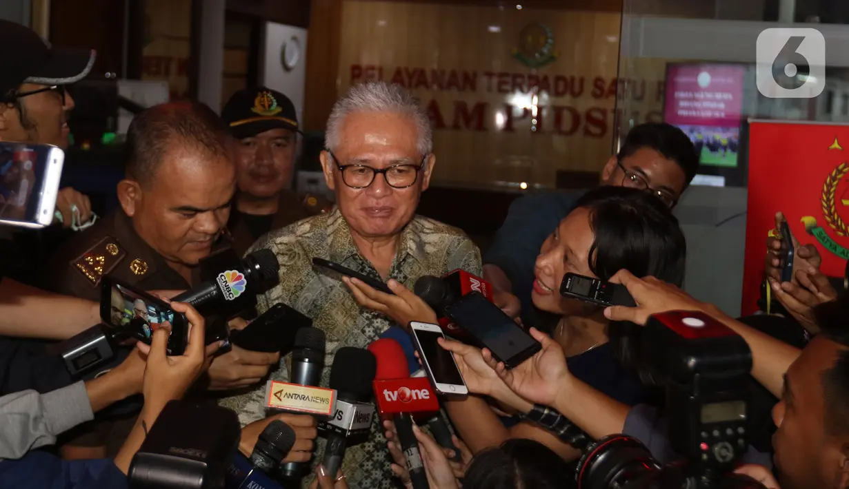 Direktur PT Pan Arcadia Asset Management Irawan Gunari seusai menjalani pemeriksaan di gedung Jampidsus Kejaksaan Agung, Jakarta, Rabu (15/1/2020). Irawan Gunari diperiksa sebagai saksi kasus dugaan korupsi pengelolaan keuangan dan dana investasi PT Asuransi Jiwasraya. (Liputan6.com/Herman Zakharia)