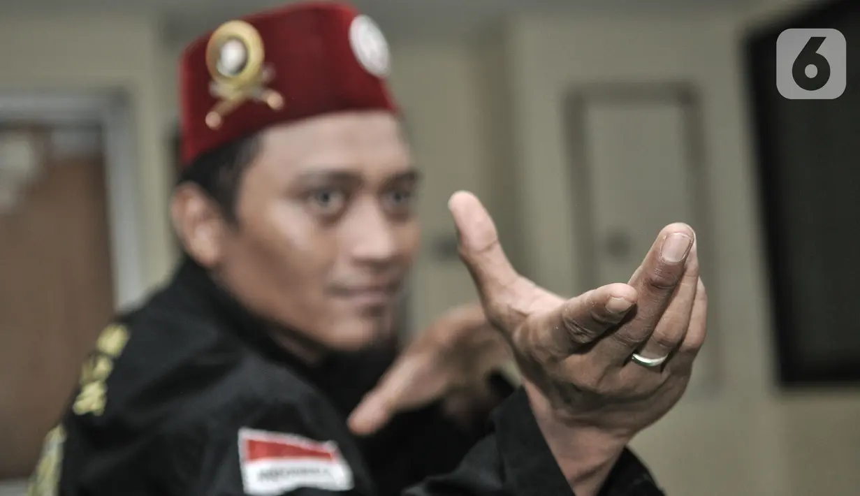 Iwan saat menunjukkan salah satu jurus Silat Chingkrik Betawi. Dirinya sadar bahwa seni beladiri asli Betawi ini semakin dilupakan di tanah kelahirannya yang tenggelam akibat ekspansi modernisasi. (merdeka.com/Iqbal S Nugroho)