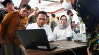 Bupati Lumajang Thoriqul Haq didampingi Wakil Bupati Lumajang Amperawati meninjau mal pelayanan publik Lumajang (Istimewa)