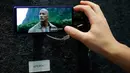 Penunjung menonton film di smartphone Sony Xperia 1 dalam gelaran Mobile World Congress (MWC) 2019 di Barcelona, Spanyol, Kamis (28/2). (Pau Barrena/AFP)