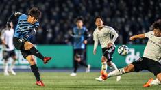 Pemain Kawasaki Frontale, Taisei Miyashiro (kiri), menendang bola ke gawang Yokohama F. Marino dalam pertandingan J-League dalam pertandingan yang berlangsung di Todoroki Stadium, Kawasaki, Jumat (17/2/2023). Musim Ini Taisei Miyashiro memimpin lini depan Kawasaki Frontale dengan delapan gol. (AFP/Yuichi Yamazaki)