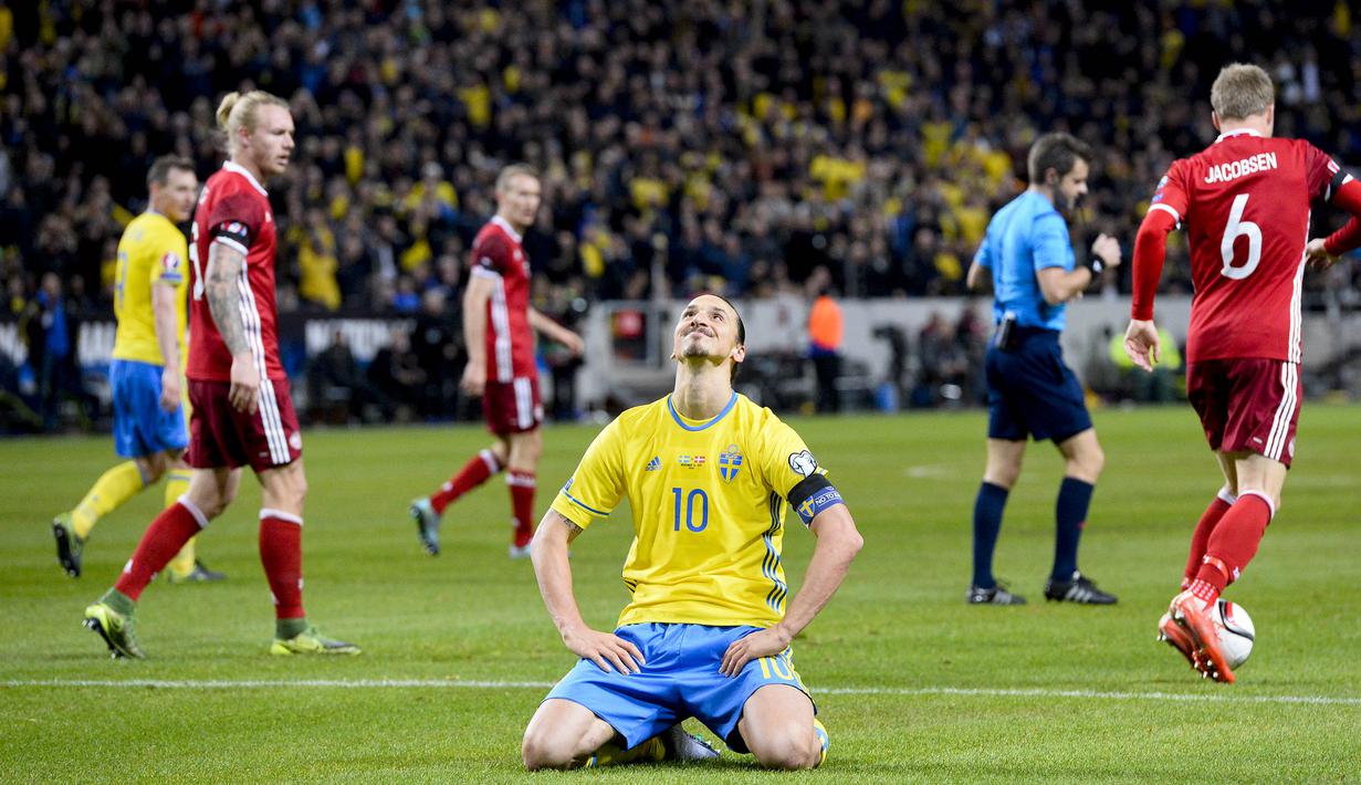 Kapten Swedia, Zlatan Ibrahimovic, tampak kecewa gagal mencetak gol ke gawang Denmark pada laga play-off Piala Eropa 2016 di Friends Arena, Swedia, Minggu (15/11/2015) dini hari WIB. (AFP Photo/Jonathan Nackstrand)