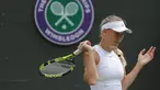 Petenis Denmark, Caroline Wozniacki diserang semut terbang ketika melawan petenis Rusia, Ekaterina Makarova pada babak kedua Wimbledon 2018 di All England Club, London, Rabu (4/7). Wozniacki tersingkir dengan skor 4-6, 6-1, 5-7. (AFP/Daniel LEAL-OLIVAS)