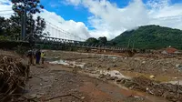 Kondisi arus Sungai Cibeurang usai diterjang banjir bandang. (Liputan6.com/ Yandhi Deslatama)