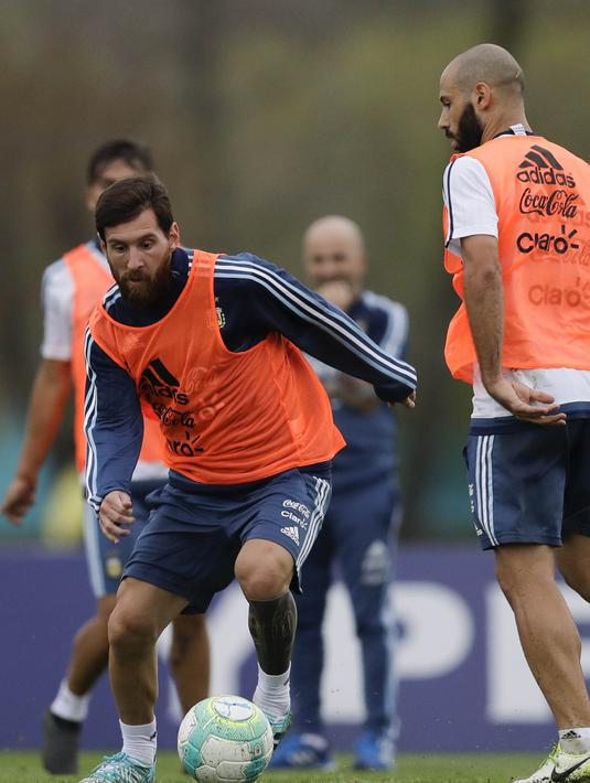 Striker Argentina, Lionel Messi, menggiring bola saat mengikuti latihan bersama timnas Argentina jelang laga kualifikasi piala dunia 2018 di  Buenos Aires, Selasa (29/8/2017). Argentina akan berhadapan dengan Uruguay. (AP/Natacha Pisarenko)