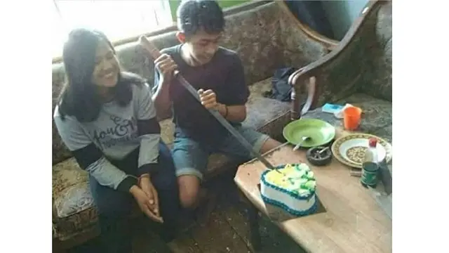 5 Kelakuan Kocak saat Potong Kue Ulang Tahun Ini Bikin Ketawa