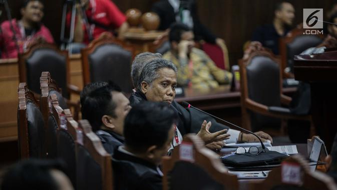 Anggota tim hukum TKN Luhut Pangaribuan berdebat dengan Ketua Tim Hukum Prabowo-Sandi, Bambang Widjojanto, Jakarta, Selasa (18/6/2019). Perdebatan dimulai terkait ucapan Bambang bahwa terdapat beberapa saksinya yang mendapat ancaman, dan butuh perlindungan dari LPSK. (Liputan6.com/Faizal Fanani)