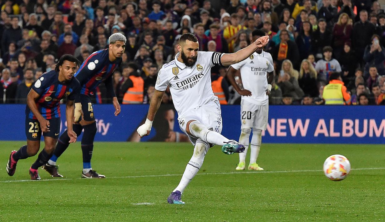 Dari 354 gol yang dikoleksi Karim Benzema bersama Real Madrid, 16 gol di antaranya dicetak dalam 46 laga El Clasico kontra Barcelona di semua kompetisi, termasuk satu kali hattrick yang dicetaknya saat menang 4-0 atas Barcelona pada laga leg kedua semifinal Copa del Rey musim 2022/2023 (5/4/2023). (AFP/Pau Barrena)