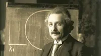 Albert Einstein saat memberikan kuliah di Wina pada 1921. (Public Domain)