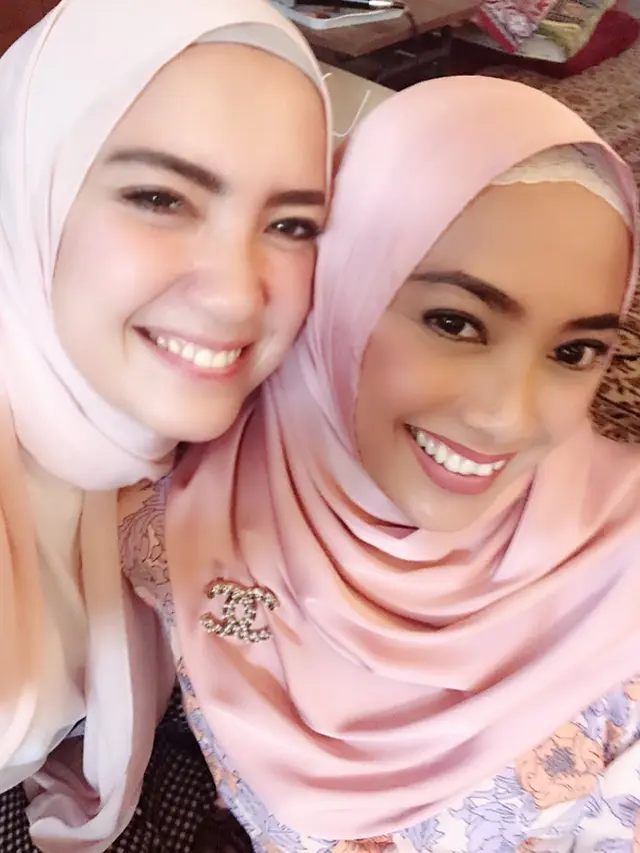 [Bintang] Bikin Adem, Ini 7 Foto Penampilan Tia Ivanka Saat Berhijab