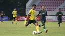 Gelandang Barito Putera, Bayu Pradana (kiri) melepaskan tendangan saat menghadapi Persikabo 1973 dalam laga matchday ke-3 Grup A Piala Menpora 2021 di Stadion Manahan, Solo, Selasa (30/3/2021). Barito Putera bermain imbang 2-2 dengan Persikabo 1973. (Bola.com/Ikhwan Yanuar)