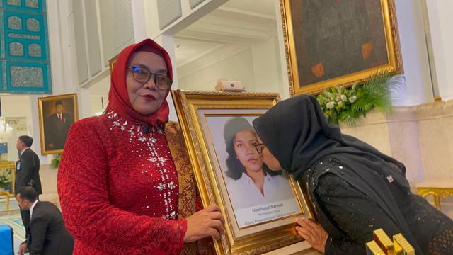 Adik Marsinah Cium Potret Sang Kakak